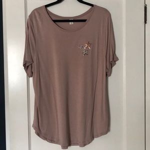 Like NEW! Short sleeve tee w sequin stars